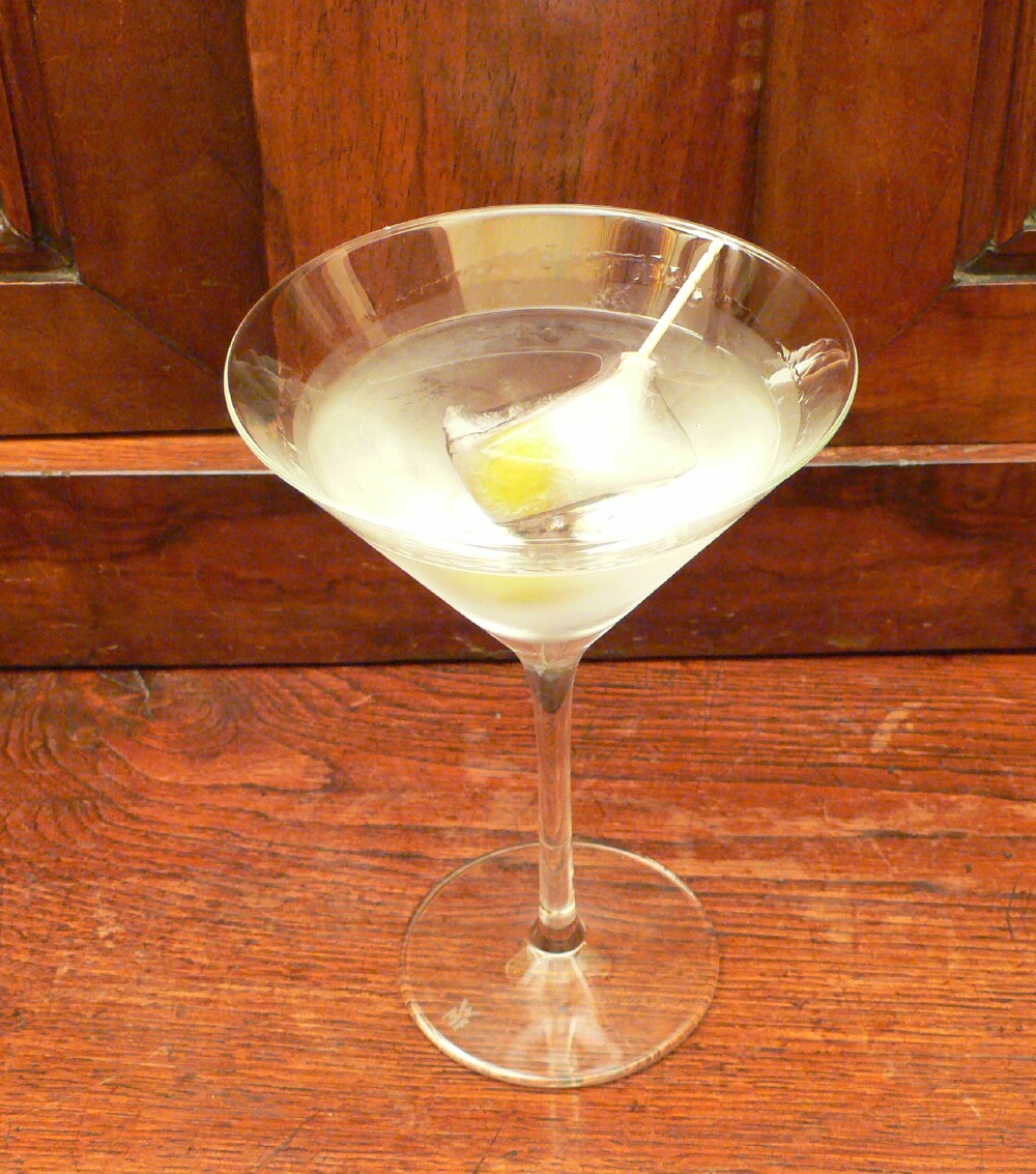 Olive under Ice for a perfect Pasini Express extra-dry Martini
