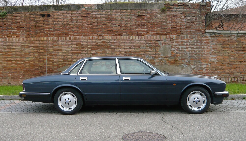 Jaguar XJ40