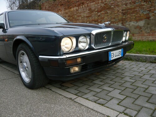 Jaguar XJ40