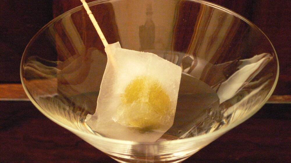 Olive under Ice for a perfect Pasini Express extra-dry Martini
